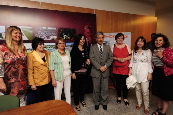 El Gobernador junto a las flamantes autoras ganadoras del concurso nacional, la ministra Luberriaga y la titular de San Luis Libro, Ortíz Suárez
