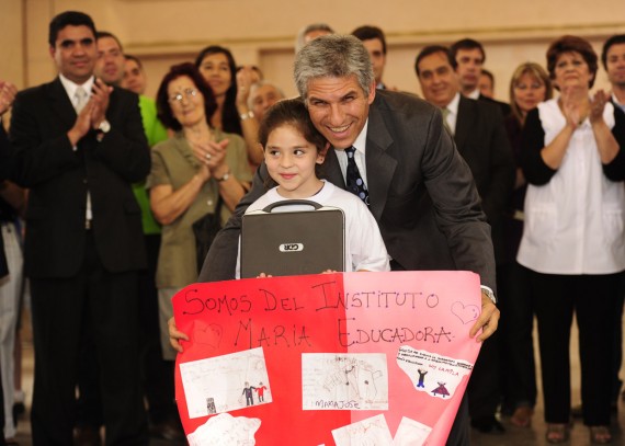 La foto, la computadora y la alegría de una pequeña