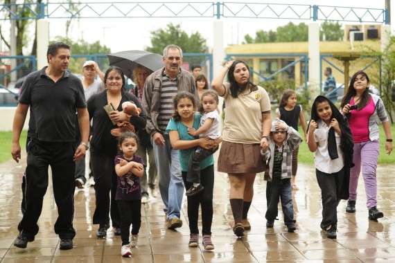 La lluvia, no impidió que los beneficiarios participaran del acto.