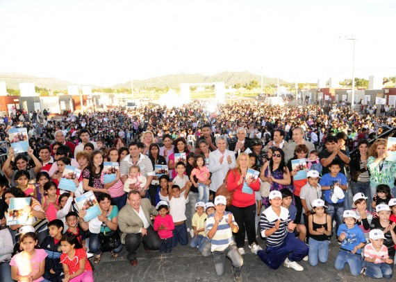 Junto a la gente. El Gobernador y una foto histórica con los adjudicatarios