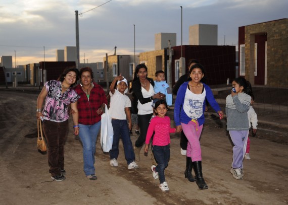 A la casa: con la llave en mano, esta familia camina presurosa hacia su nuevo hogar