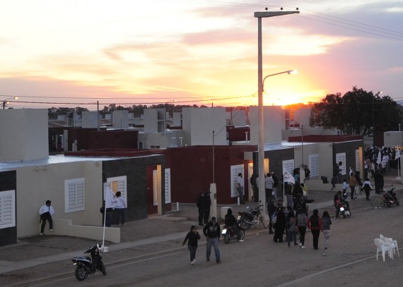 El sol cae en el horizonte y las viviendas se iluminan