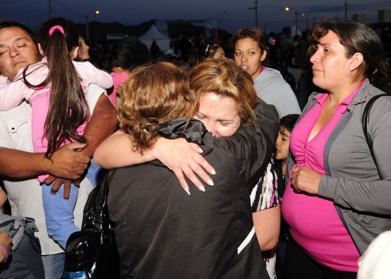 Llanto de felicidad. Una de las imagenes repetidas de esta entrega de viviendas