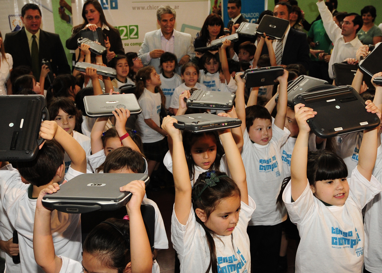El Gobernador entregó computadoras a los alumnos del Instituto  San Luis Gonzaga