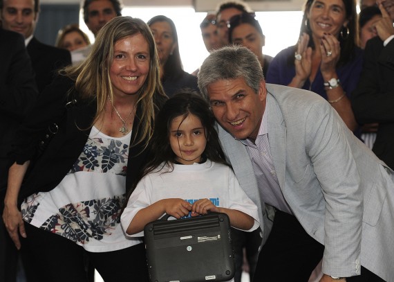 La ministra de Deportes, Adelaida Muñiz junto a su hija y el Gobernador.
