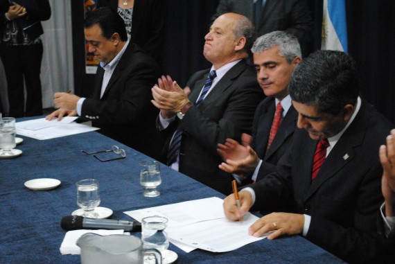 Momento en el que se firma el convenio.