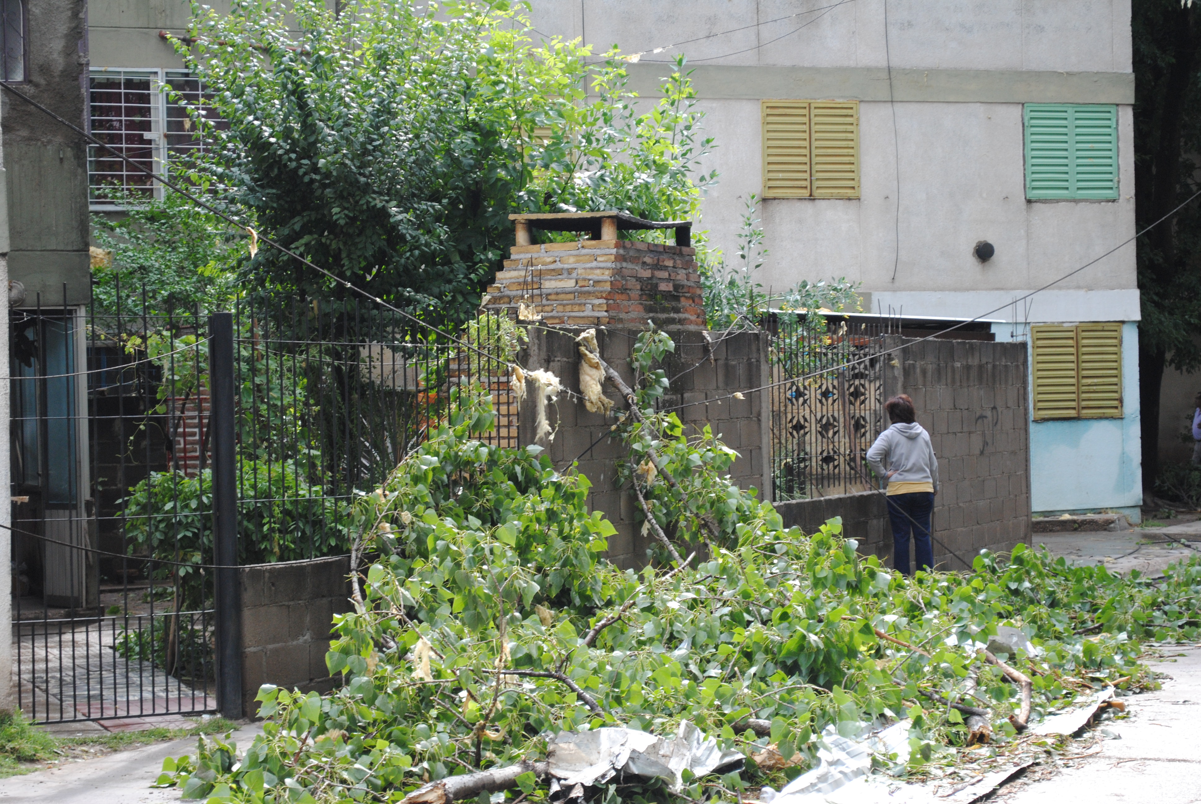 Villa Mercedes: techos volados, comercios cerrados y calles cortadas tras el temporal de anoche