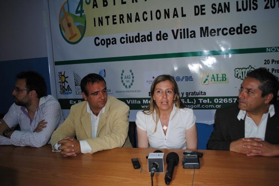 La Ministra de Deportes junto a las autoridades en la presentación formal