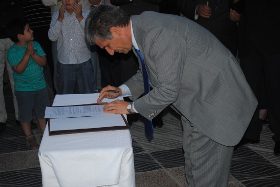 Poggi firmó el decreto para la construcción de 35 nuevas cuadras de pavimento