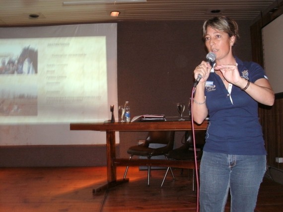 La directora de la Escuela Provincial de Equinoterapia, Lic. Etel Anahi Fea, durante la disertación.
