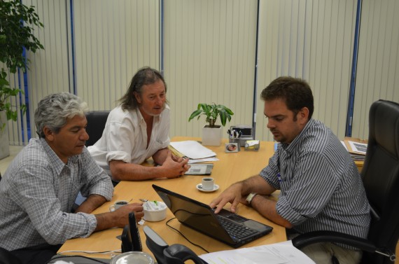 El Ministro del Campo, Lic. Felipe Tomasevich junto al intendente de Cortaderas.