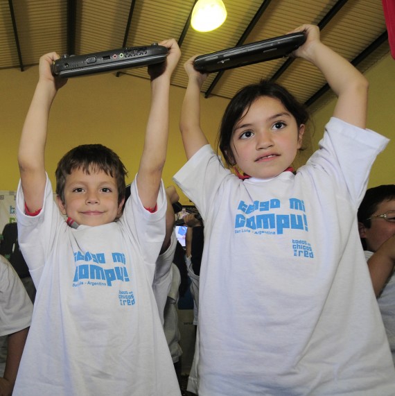 Compus arriba. Los chicos ya tienen sus equipos y se integran a la politica digital