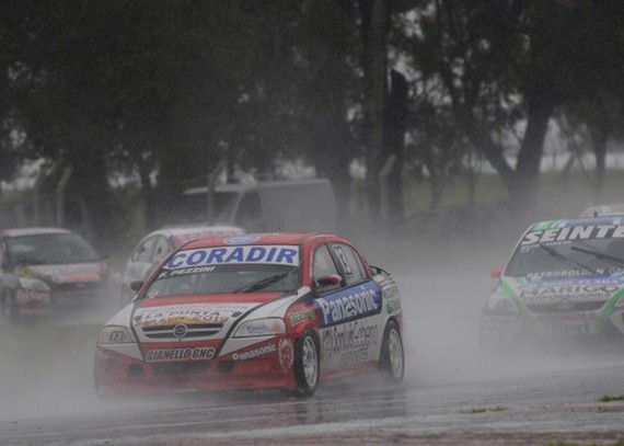 Pezzini en la lluvia, el Puntano llega con chances a la última competencia para lograr el campeonato