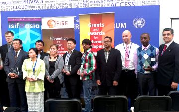 Reconocimiento a la REM: (derecha) Alejandro Munizaga, junto con representantes de diversos países.