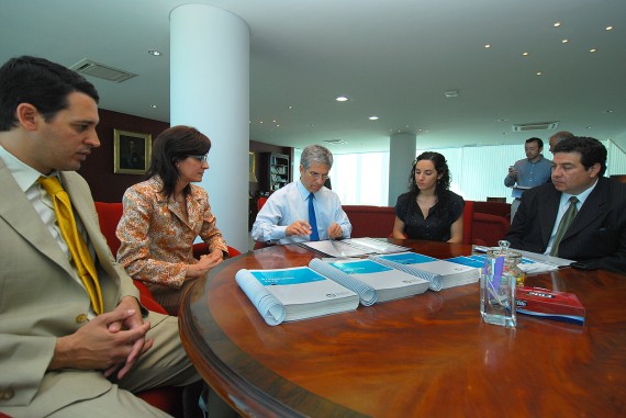 Estuvieron presentes; el secretario Legal y Técnico, Víctor Endeiza, el titular del Programa San Luis Solidario, Omar Terc, la jefa del Programa Cambio Climático, Lara Francolino y la jefa de la Oficina Presupuesto Público,  Julieta Dolores Ortiz. 