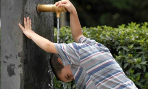 Una de las precauciones a tener en cuenta en una ola de calor es mojarse la cabeza con agua fría, y beber mucha agua durante todo el día. 