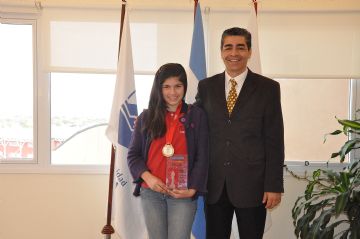 Guadalupe junto al Rector durante una visita a la Universidad.