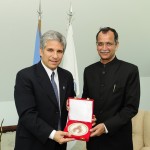 El Gobernador recibe un presente por parte del Embajador