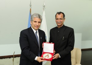 El Gobernador recibe un presente por parte del Embajador