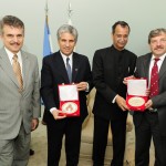 El Gobernador y el ministro Padula recibieron obsequios por parte del Embajador