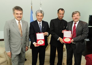 El Gobernador y el ministro Padula recibieron obsequios por parte del Embajador