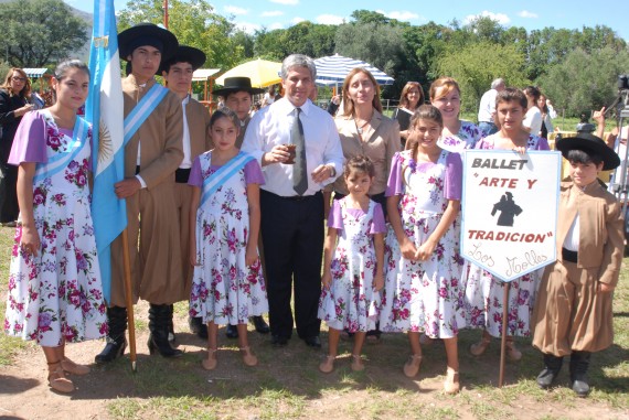 El Gobernador junto a la intendenta Sandra Altamirano y el ballet 'Arte y Tradición' de Los Molles.  