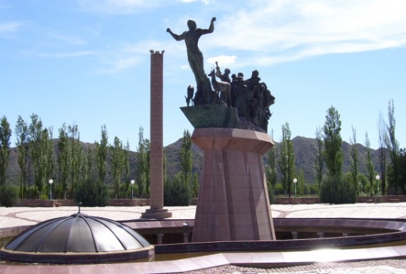 Monumento al Pueblo Puntano ubicado en Las Chacras. 
