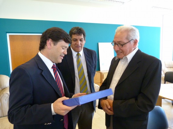 El ministro de Relaciones Institucionales y Seguridad, Eduardo Mones Ruiz hace entrega de la distinción a Carlos Spedaletti. 