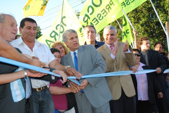 Momento del corte de cintas para la inauguración del pavimento.
