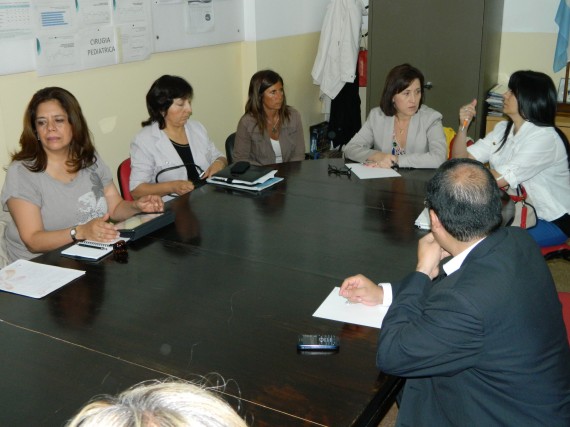 Ministra de Salud, Teresa Nigra con personal del Hospital Posadas y del Hospital Garrahan.