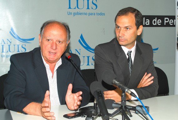 Rubén Daray, junto con el jefe del Programa Prevención y Educación Vial, en conferencia de prensa.