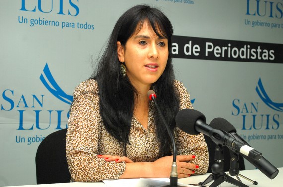 Soledad Salvi, jefa del Subprograma Mujer y Comunidad en conferencia de prensa.