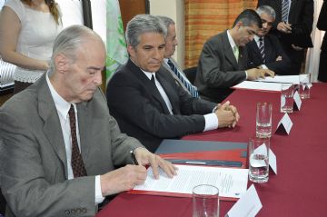 El momento de la firma. Poggi encabezó la actividad.