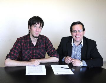 Leonardo Saletta y Pablo Da Rold, tras la firma del contrato.