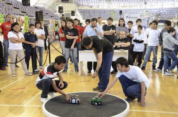 La competencia de Sumo Robot atrajo la atención del público.