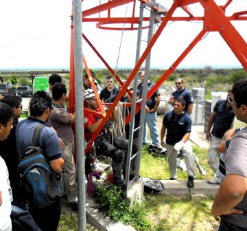 Los técnicos desarrollan tareas en mástiles de hasta 102 metros de altura.