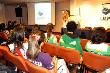 Las charlas se efectúan en el salón de eventos de la ULP.