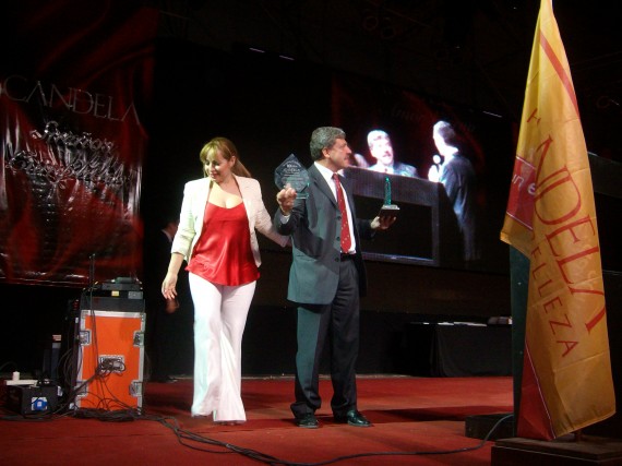 El ministro Walter Padula, participó esta tarde del ‘15 Congreso Nacional 10 años de la creación de Candela’. En la foto junto a la Vicepresidenta de la Empresa durante la entrega de placas.