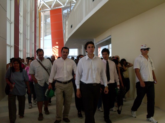 Los beneficiarios del Plan de Inclusión, acompañados por funcionarios de la cartera, visitaron la Estación de Interconexión Regional.