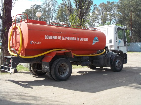 El camión hídrico abastece con agua potable para el consumo humano. 