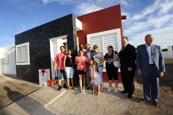 El Gobernador durante la entrega de viviendas en Juana Koslay.