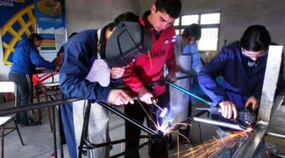 El titular de Educación hizo extensivo un saludo a todas las escuelas técnicas del territorio provincial. 