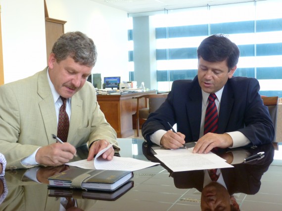 Mones Ruiz y Walter Padula, durante la firma del convenio.  