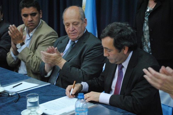 Luis Gil y Mario Merlo al momento de la firma.