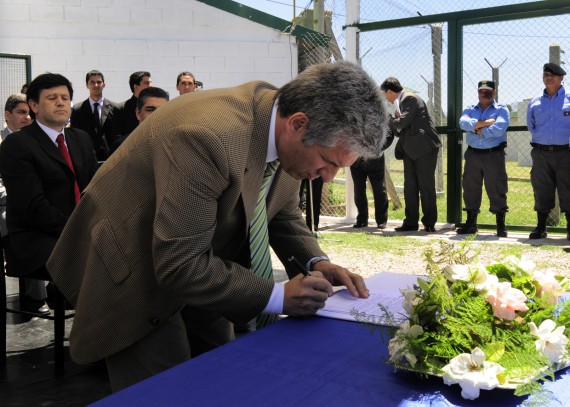 El Gobernador durante la firma del convenio.