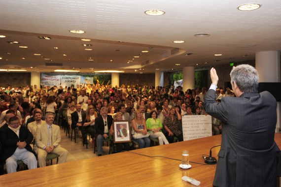 Poggi recibió el cariño de sus colaboradores y empleados de la administración en el Salón Blanco de Terrazas del Portezuelo