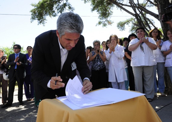El gobernador Claudio Poggi, firmó un decreto para la provisión de insumos y medicamentos.