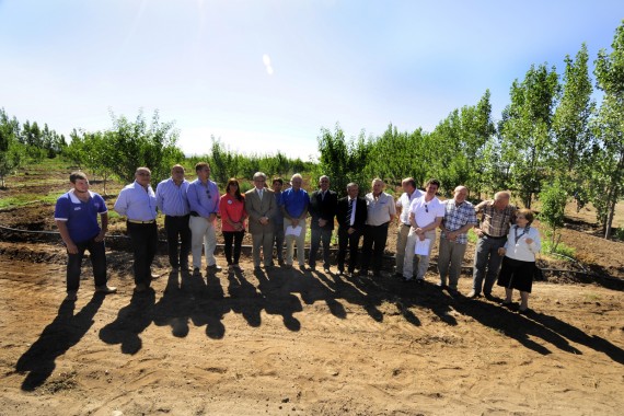 El Gobernador y funcionarios junto a los productores en el campo Santa Gertrudis.