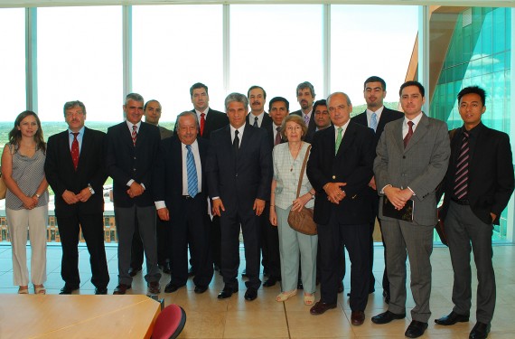 El gobernador, CPN. Claudio Poggi, recibió oficialmente este miércoles en Terrazas del Portezuelo, a un grupo de 15 delegados comerciales de diversos países del mundo.