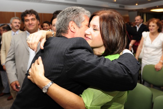 El Gobernador se abraza con su esposa, que participó del acto.